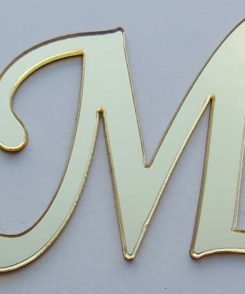 Plexiglas Buchstaben „M“ Gold