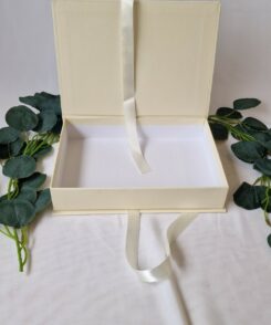 Alternative view of Buchbox mit Schleife Creme (Hardcover)